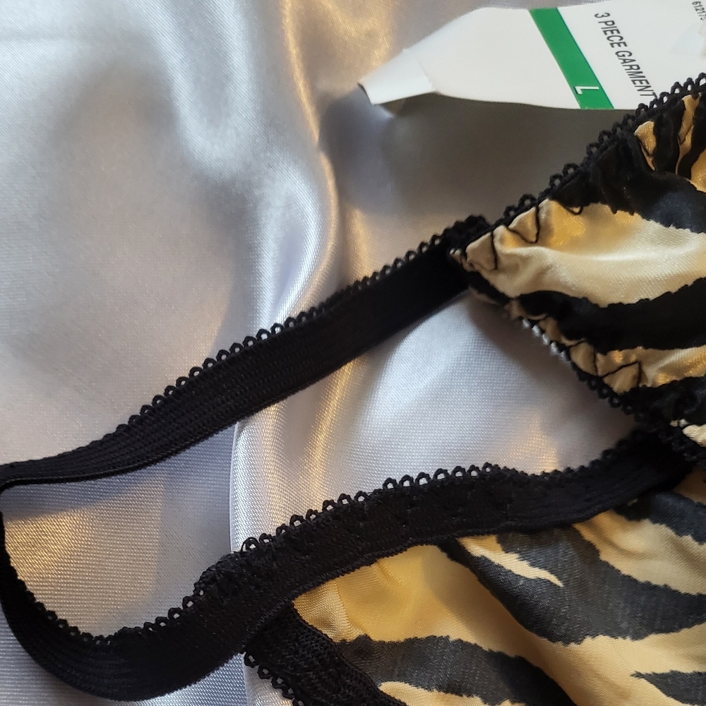 Three piece gold and black lingerie Set (Large) Robe, Cami, Thong Underwear. - Picture 10 of 10